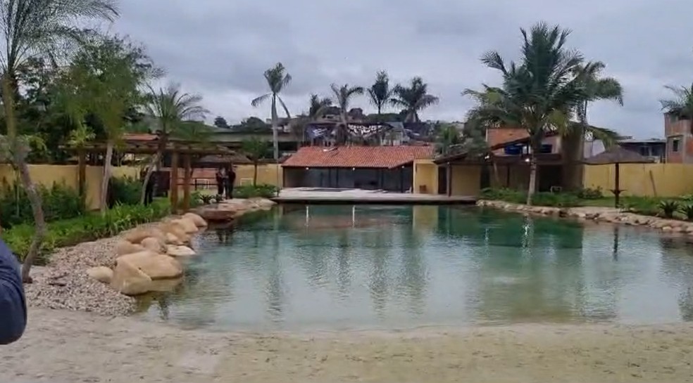 Lago artificial encontrado pela polícia em imóvel de Peixão em Parada de Lucas, na Zona Norte do Rio. — Foto: Reprodução