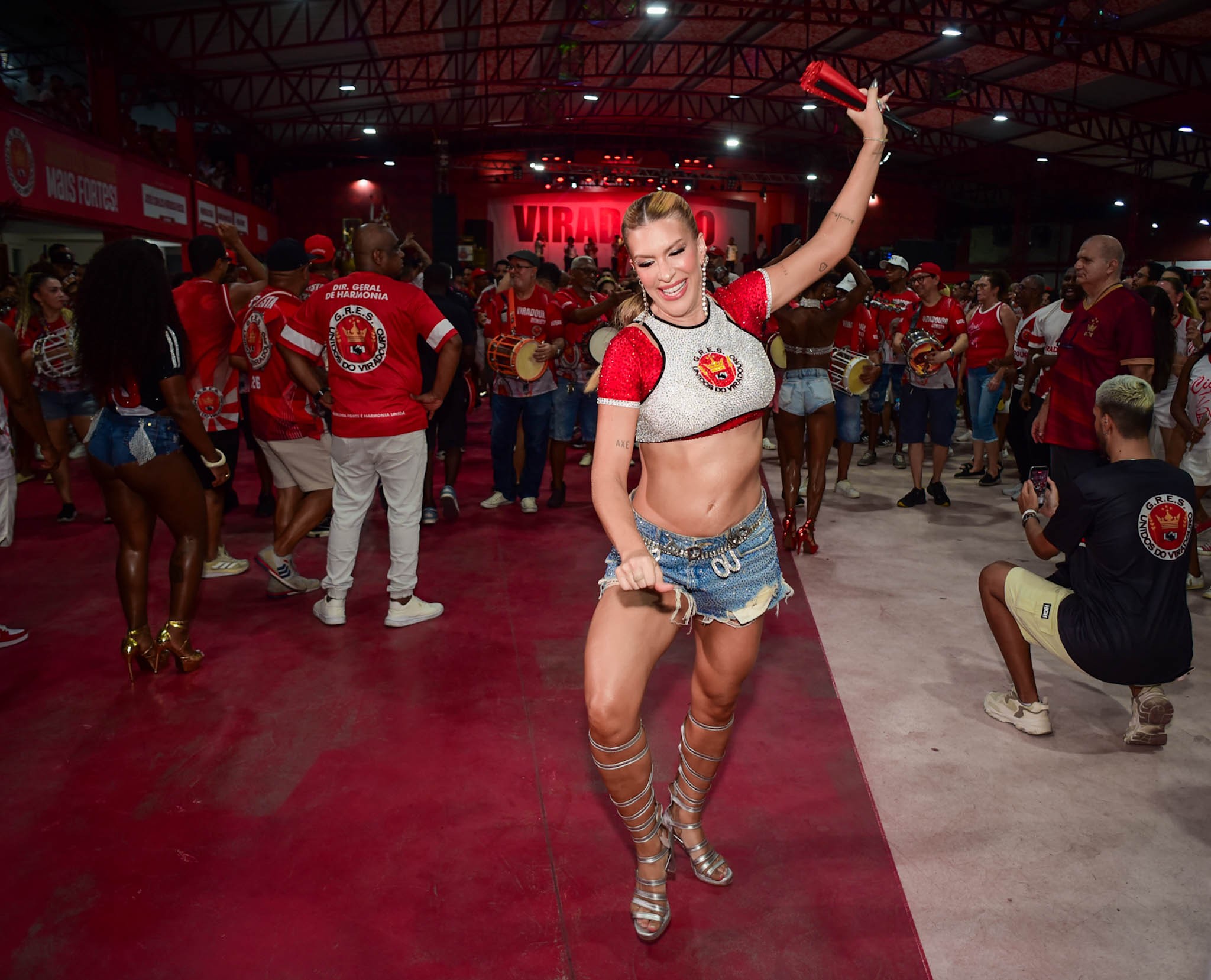 Lore Improta samba grávida em ensaio na quadra da Viradouro