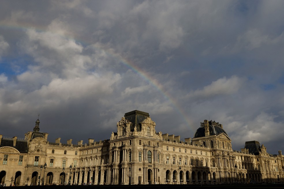 Exterior do Museu do Louvre, em Paris, o museu mais visitado do mundo. — Foto: Ian Langsdon/AFP