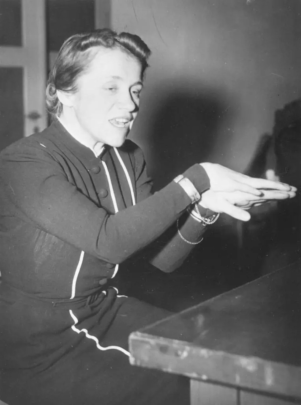 A aviadora Hanna Reitsch conseguiu romper o cerco soviético e pousar um avião perto da Chancelaria, mas Hitler se recusou a fugir. — Foto: Getty Images via BBC