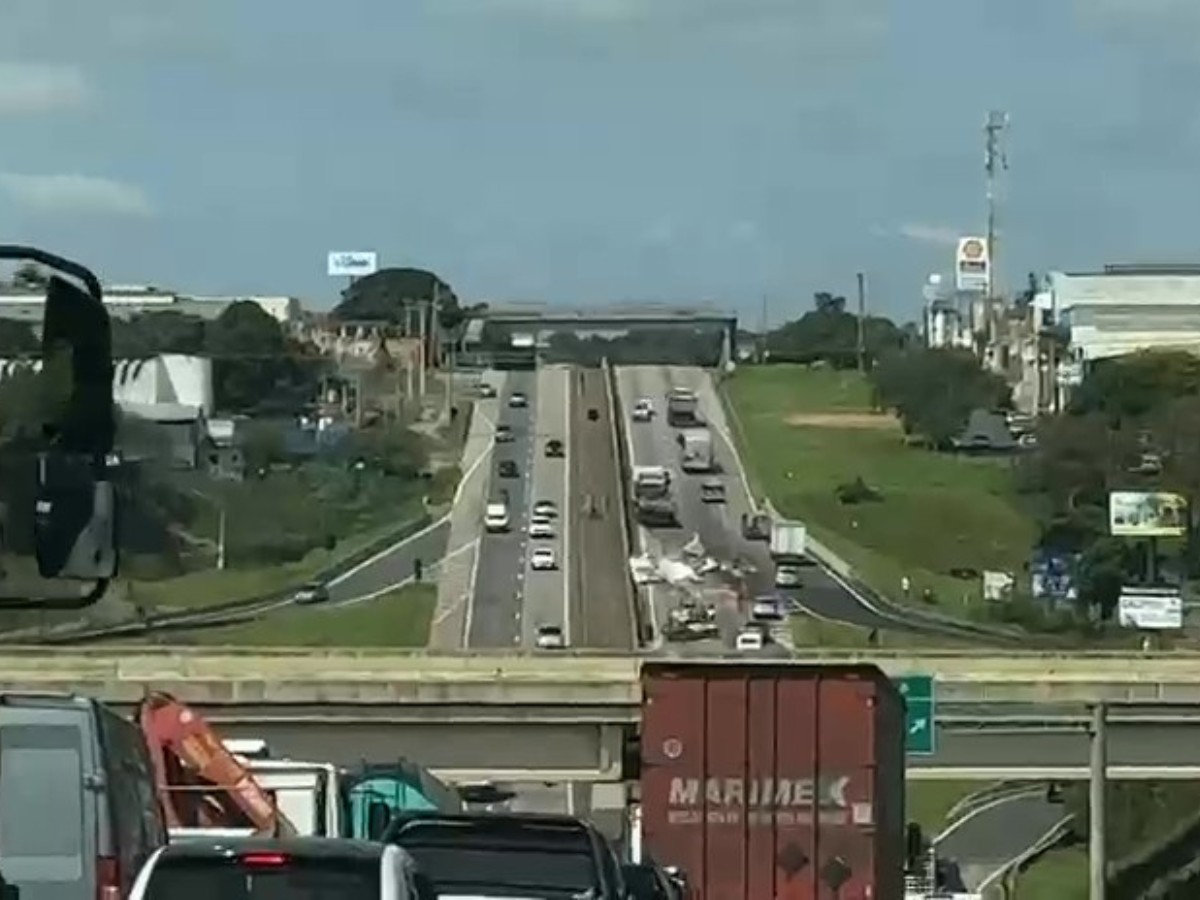Caminhão carregado com fertilizantes tomba e interdita rodovia em Hortolândia
