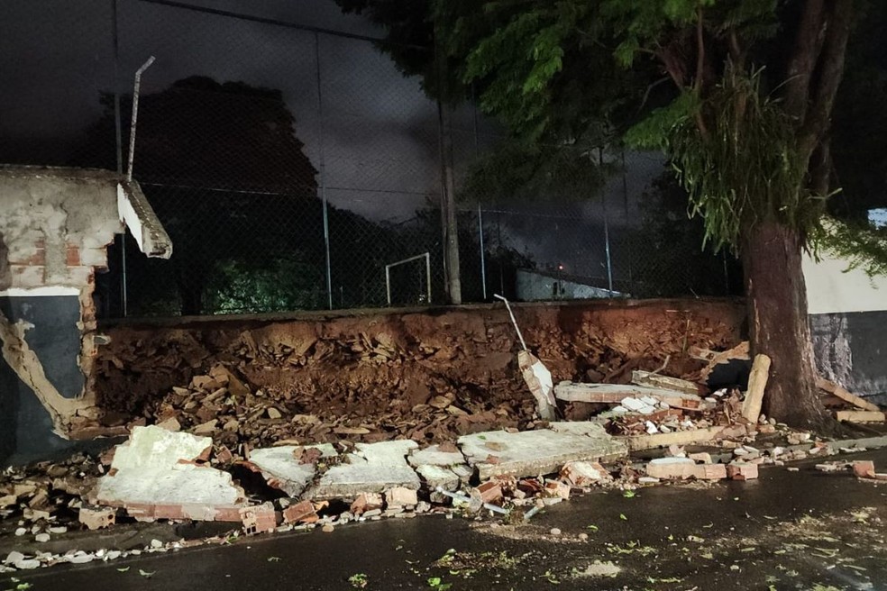 Muro de um imóvel desabou, em Mandaguaçu. — Foto: Prefeitura de Mandaguaçu