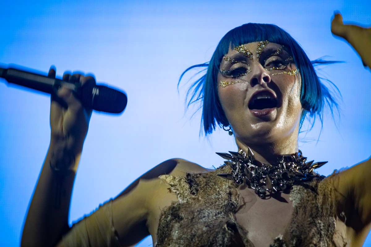 Ashnikko faz show frenético, divulga Only Fans de fã e zoa homens que não  sabem onde fica seu clitóris | Lollapalooza 2022 | G1