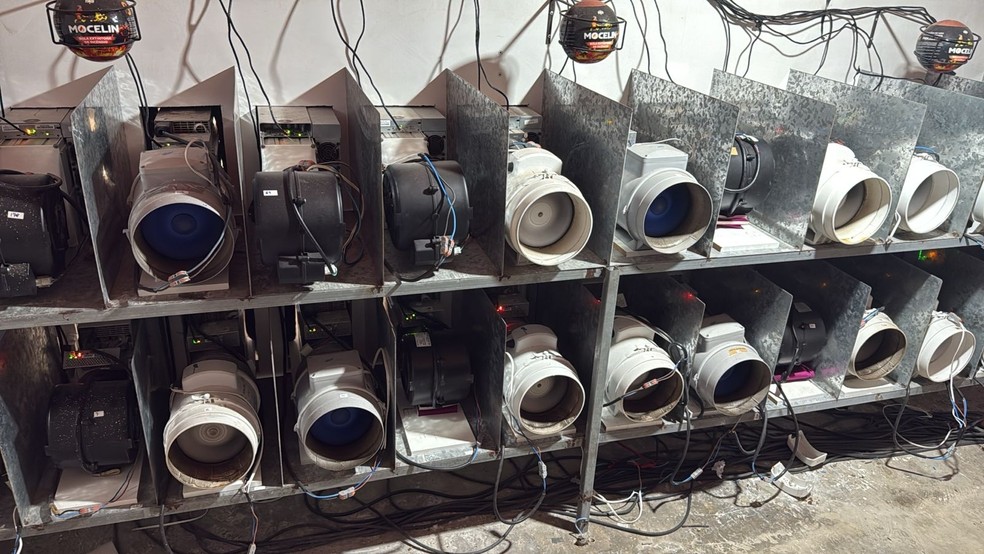 Operação localizou estação de mineração de criptoativos que lavava dinheiro da comercialização de serviço de TV pirata. — Foto: MPCE/ Divulgação