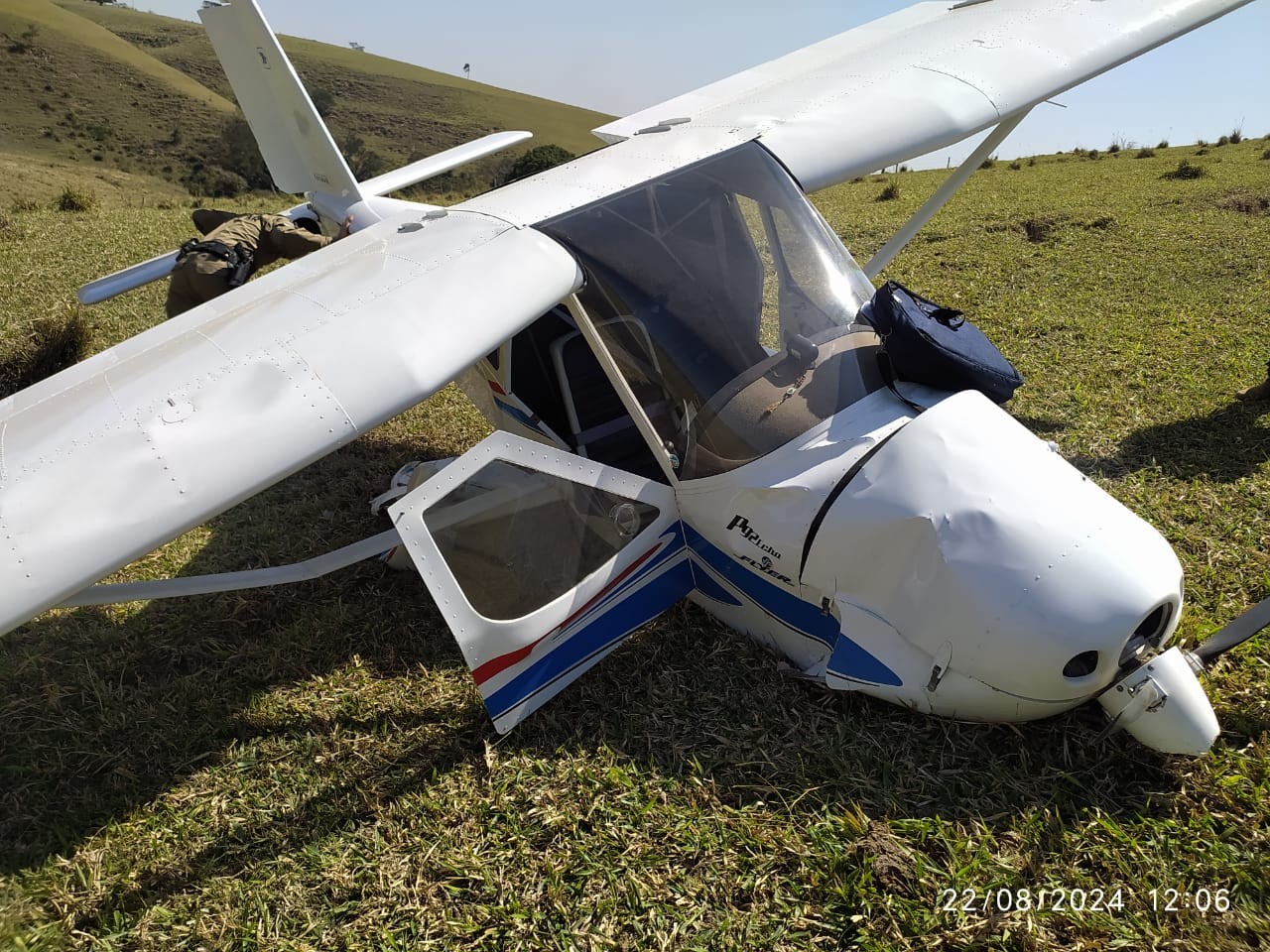 Avião monomotor faz pouso forçado em área rural do Paraná