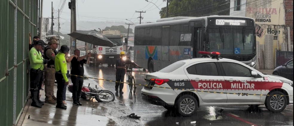 Discuss&atilde;o de tr&acirc;nsito entre motorista de &ocirc;nibus e motociclista termina com um morto e dois feridos, em Jo&atilde;o Pessoa &mdash; Foto: Diogo Pinheiro/TV Cabo Branco