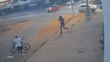 VÍDEO: policial militar agride ciclista com capacete após ser fechado na Bahia