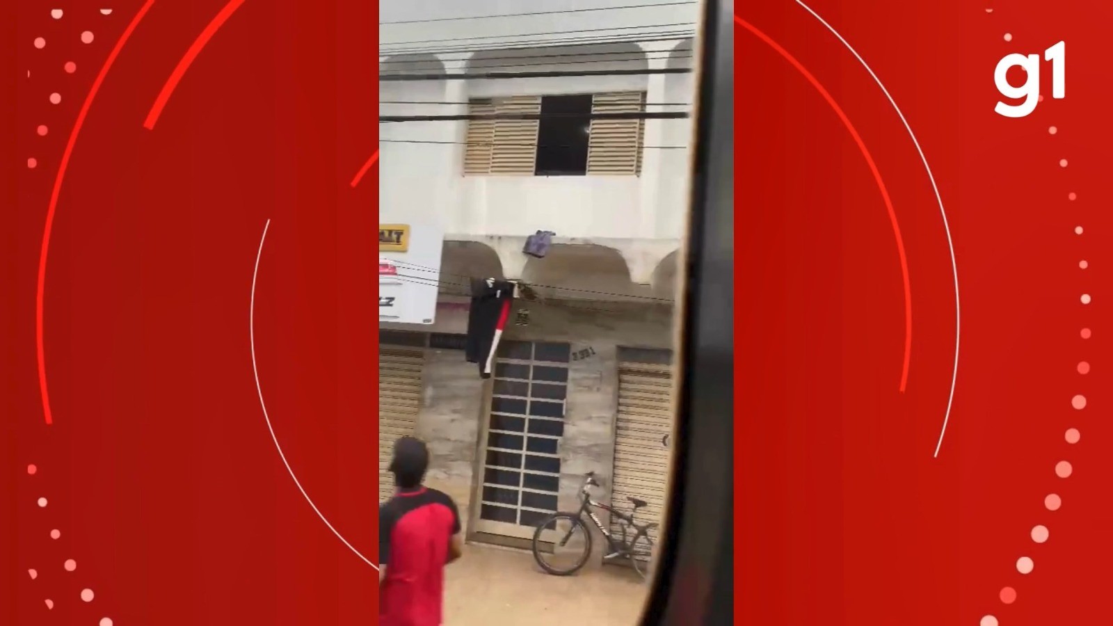 Cena de novela: vídeo mostra homem recolhendo roupas jogadas pela janela em MG