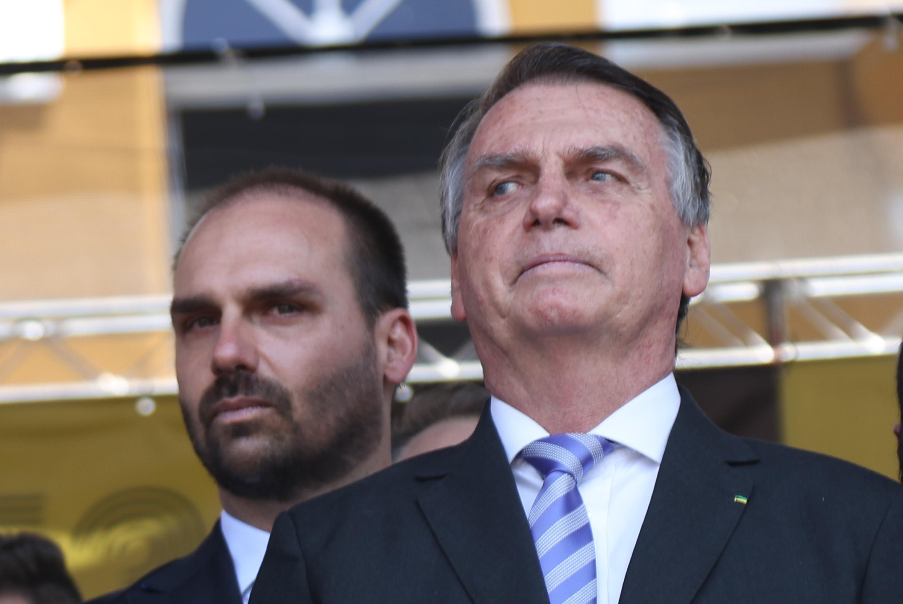 Bolsonaro se emociona com anúncio do filho Eduardo de pedir afastamento da Câmara: 'Dia marcante para mim'