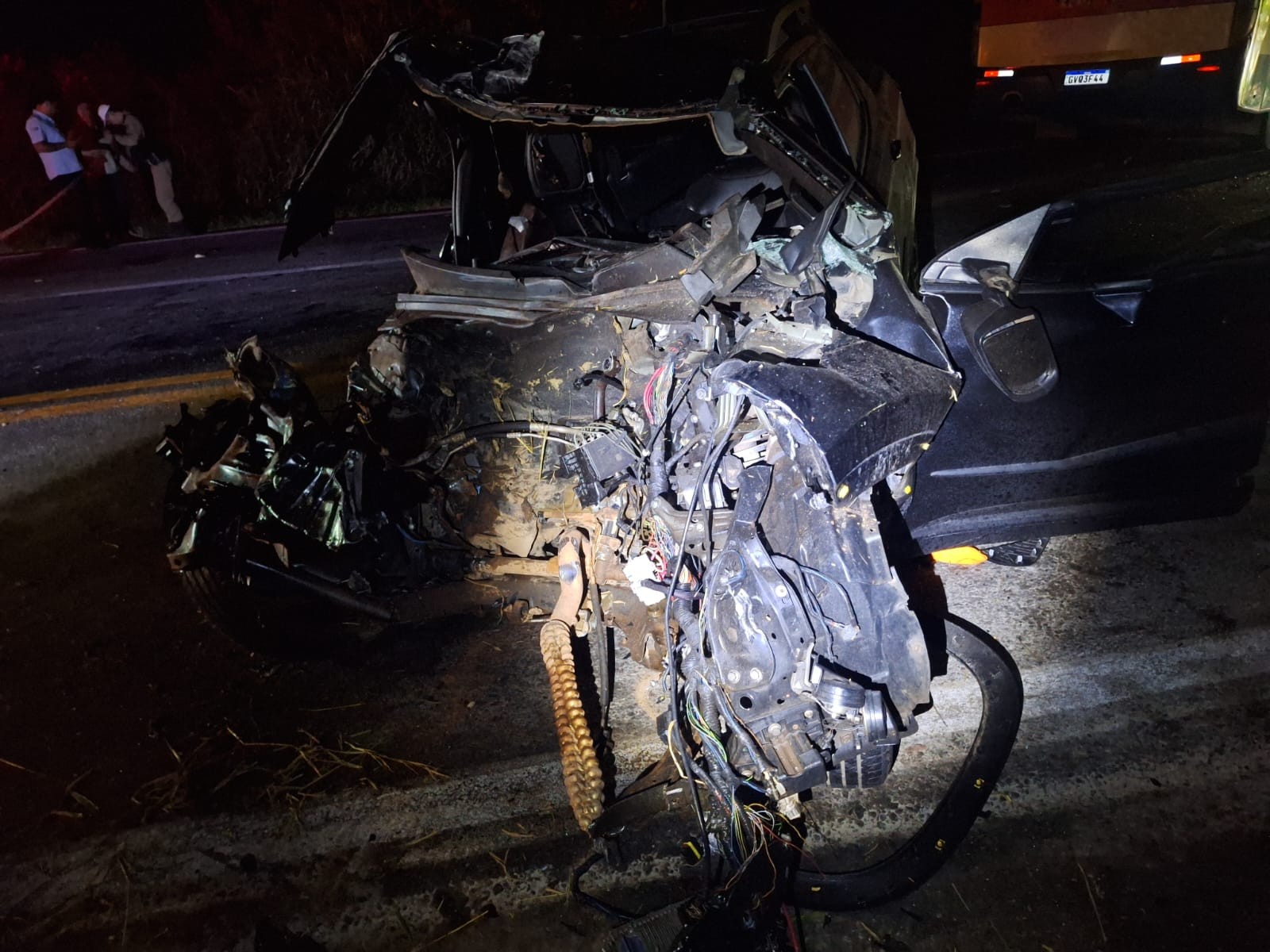 Batida entre ônibus de turismo e caminhonete deixa feridos graves na MG-050, em Formiga 