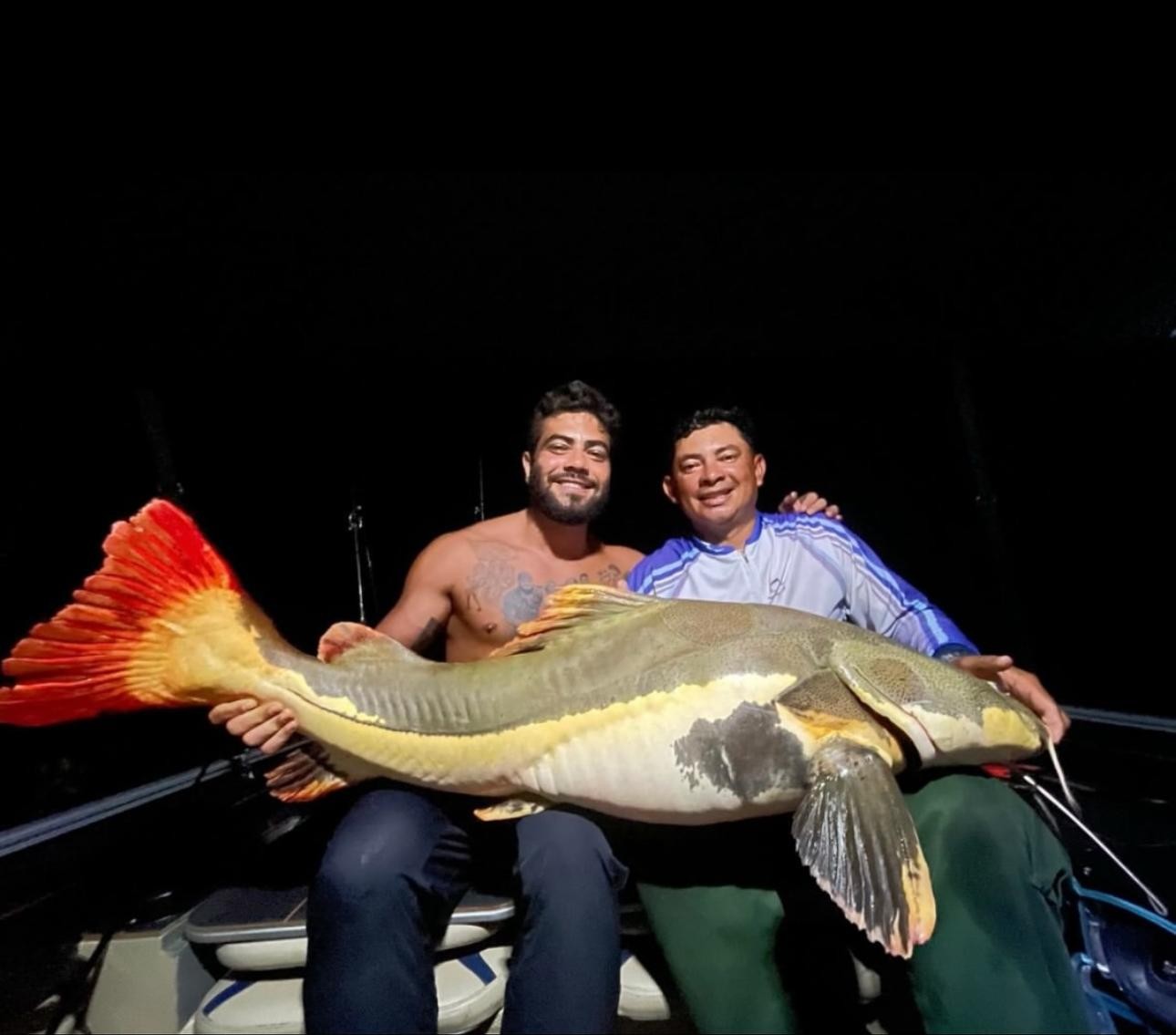 Cantor Henrique segura Pirarara em Mato Grosso — Foto: Reprodução