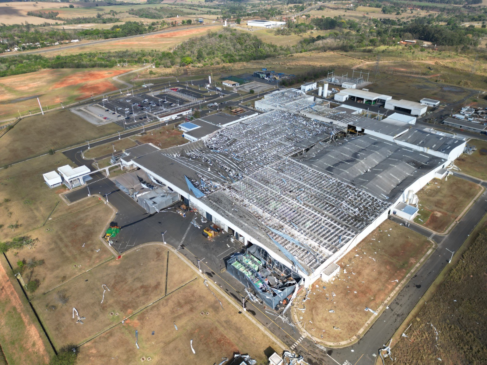 Imagens aéreas mostram destruição em fábrica da Toyota destelhada durante vendaval no interior de SP; prefeito decretou calamidade pública