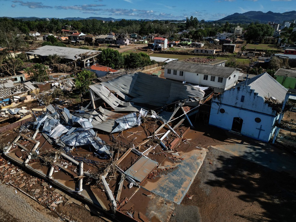 Vista aérea de casas destruídas por enchentes na cidade de Arroio do Meio, no Rio Grande do Sul, no dia 15 de maio de 2024 — Foto: Nelson Almeida/AFP