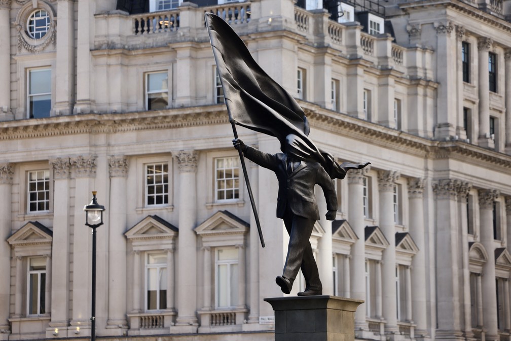 Banksy instala estátua de homem empunhando bandeira no centro de Londres — Foto: REUTERS/Jack Taylor