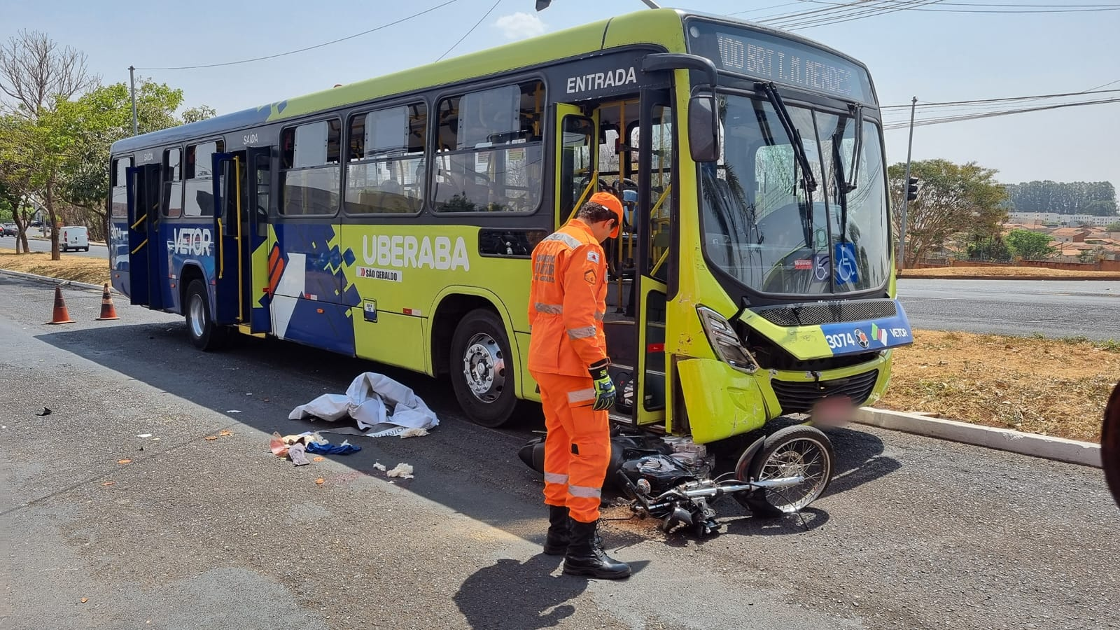 Homem fica gravemente ferido em acidente entre moto e ônibus em Uberaba