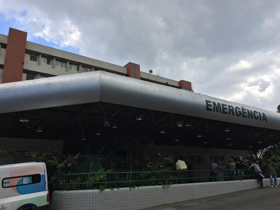Passageira foi levada para o Hospital Geral do Estado (HGE), em Salvador — Foto: João Souza/G1 Bahia