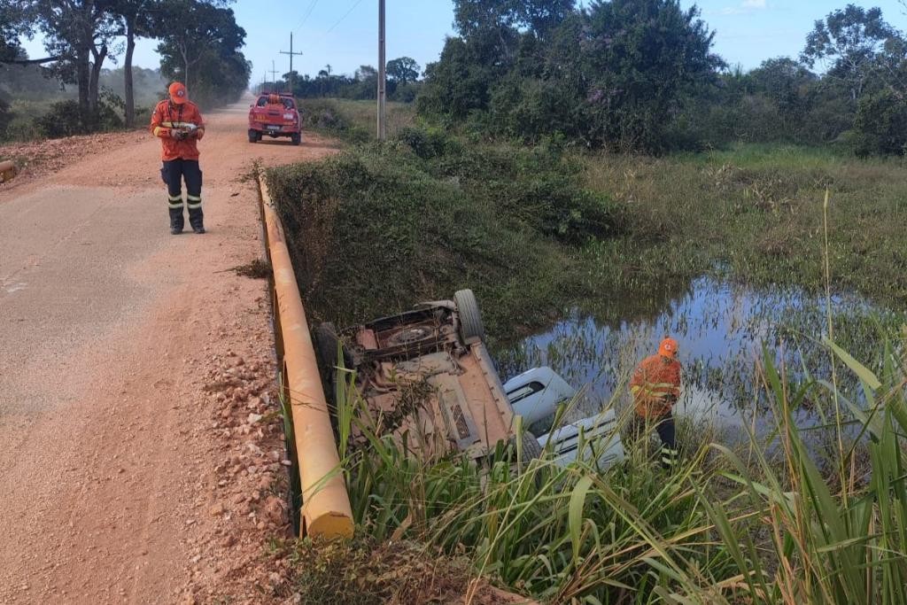 Carro capota após casal se distrair com paisagem no Pantanal de MT  