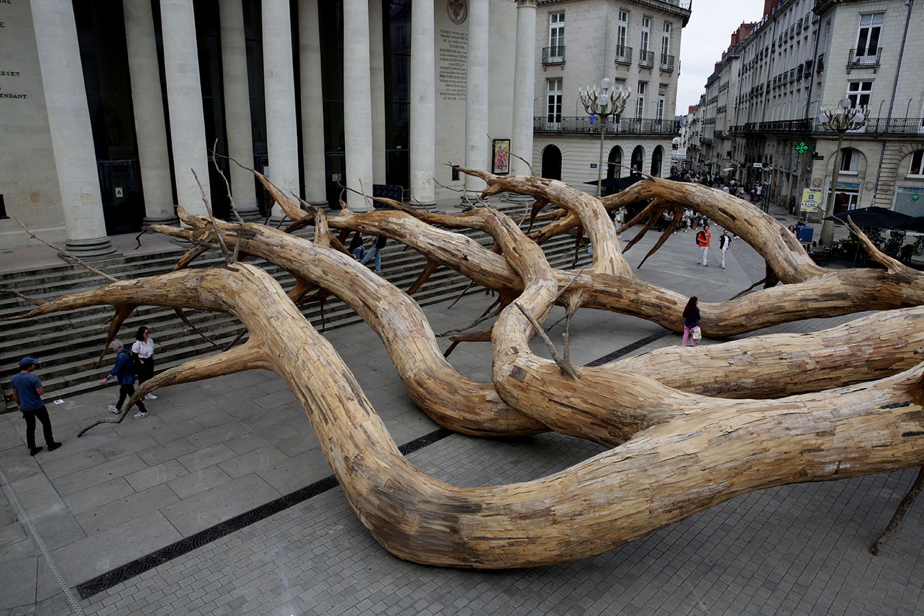 Do interior de SP para o mundo: artista que iniciou carreira com ateliê improvisado em marcenaria expõe em mais de 20 países 