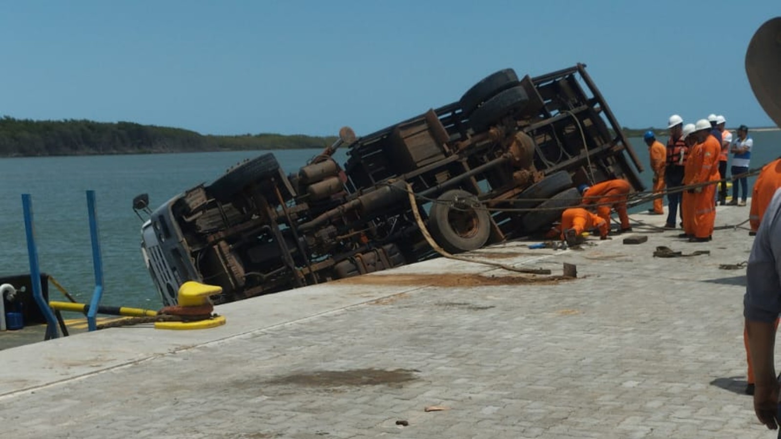 Caminhão tomba e quase cai na água em porto no litoral do Piauí 
