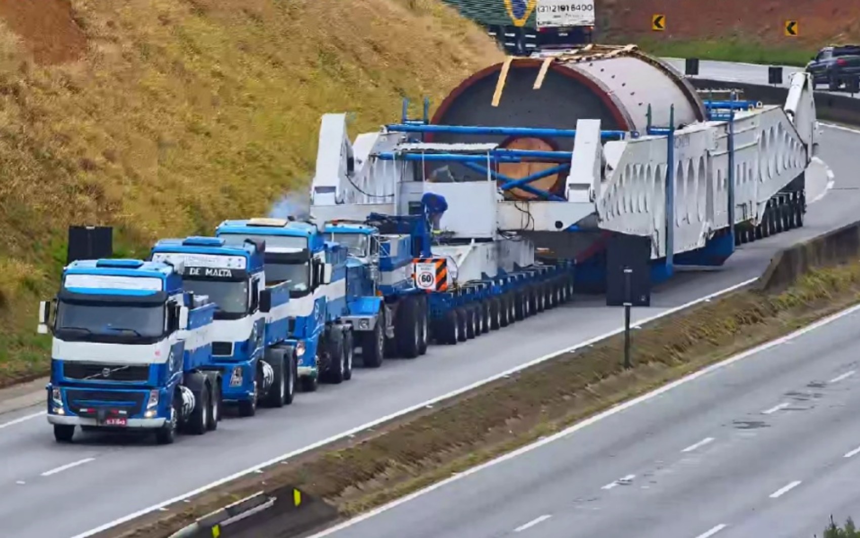 Imagem relacionada a: Megacarreta de 123 metros e 850 toneladas retoma viagem p...