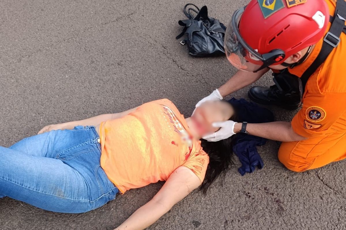 Motociclista fica ferida após fio de telefonia solto enrolar no pescoço em Campo Grande