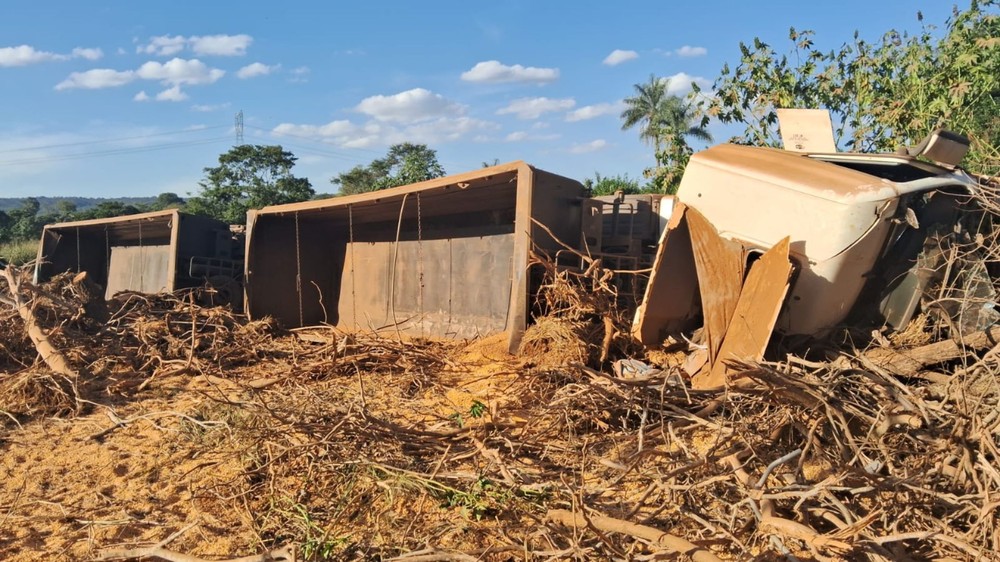 Caminhoneiro morre após caminhão carregado com milho tombar na MG-188, em Paracatu