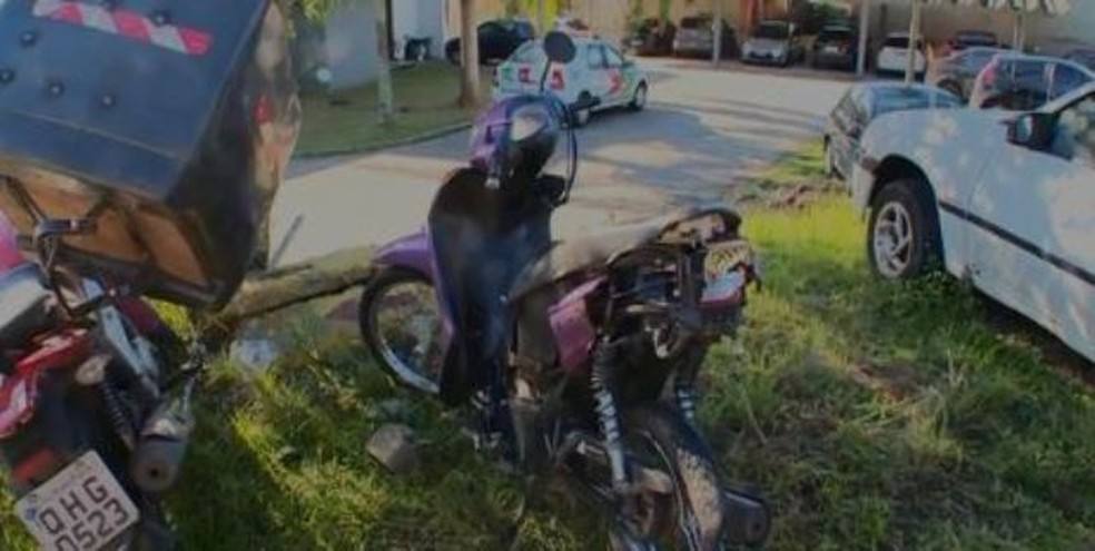 Vítimas estava em moto atingida por carro na SC-401 em Florianópolis — Foto: Reprodução/NSC TV