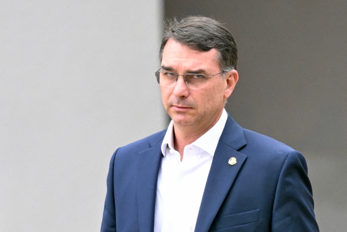 Após Bolsonaro começar a cumprir pena, Flávio cobra votação de anistia: 'Temos os votos'