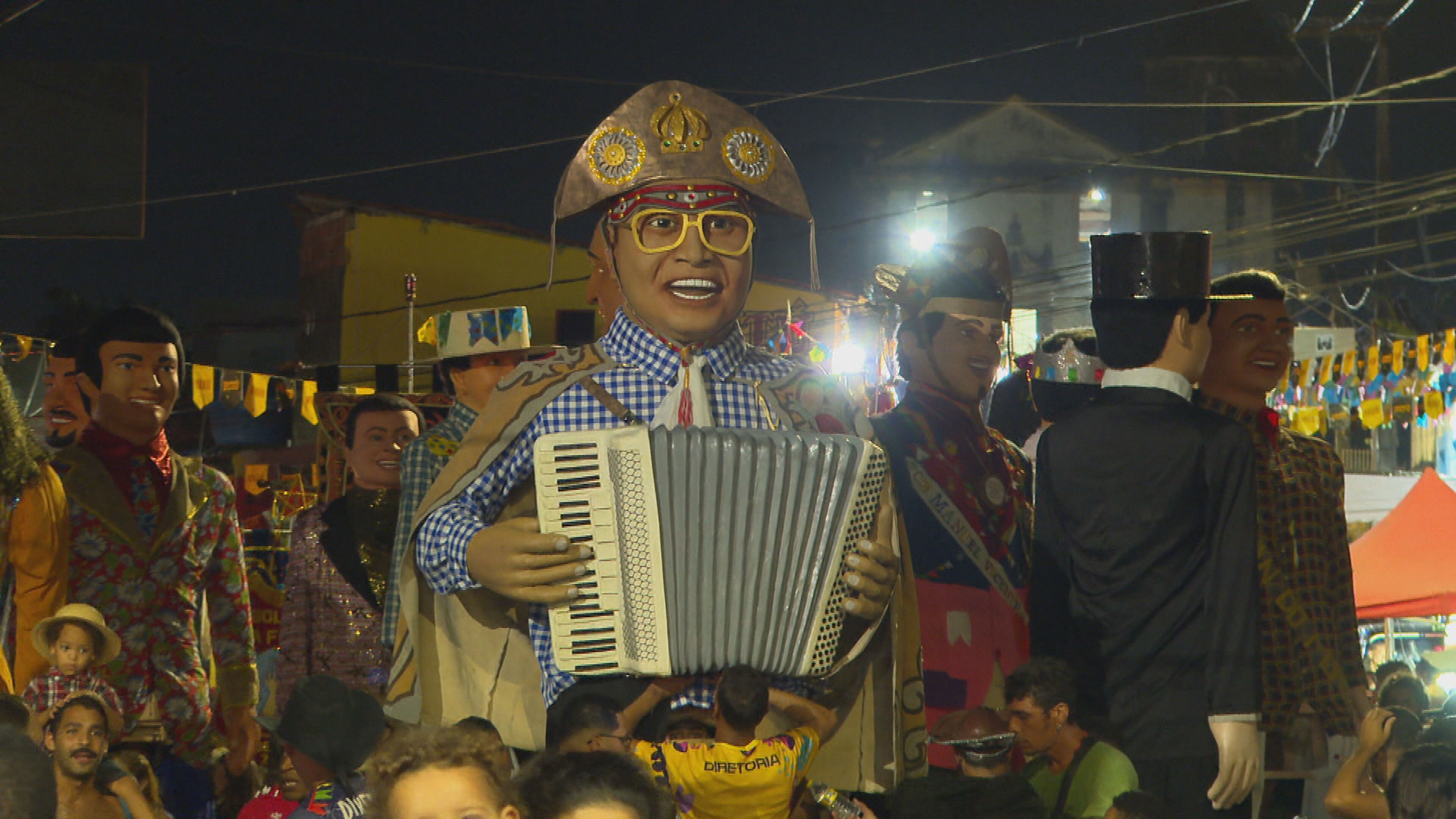 Bonecos gigantes de Olinda se vestem de matutos e saem em cortejo de São João