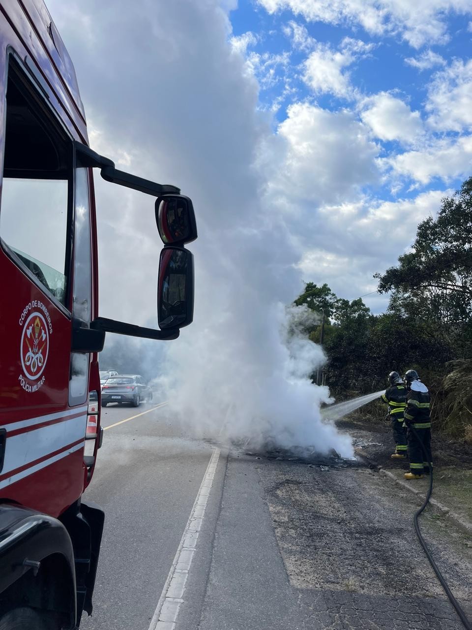Carro importado pega fogo na rodovia Oswaldo Cruz