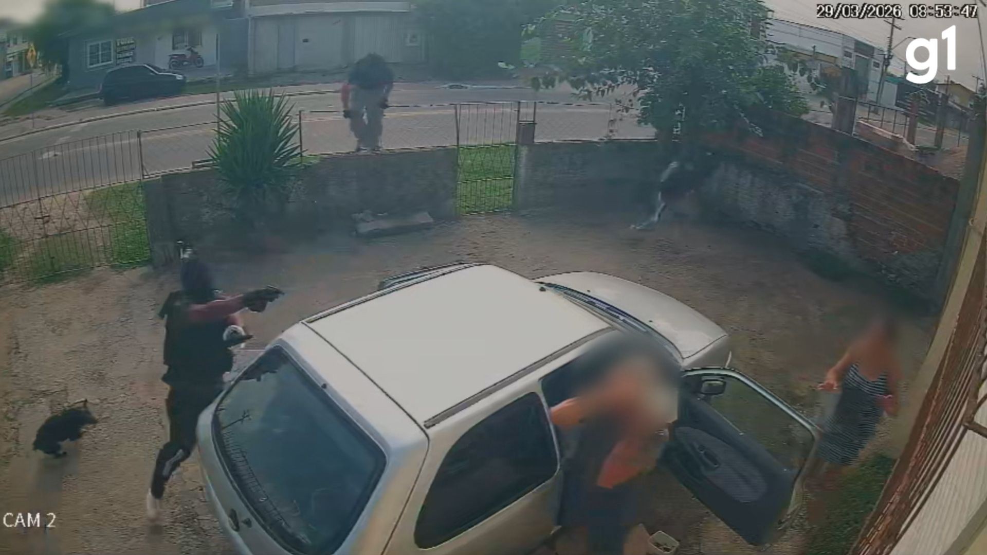 VÍDEO: Grupo armado pula muro e agride casal de idosos em assalto no RS; vítima foi baleada