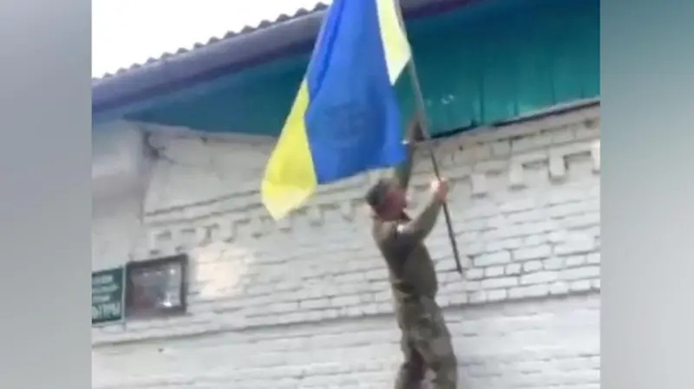 Imagem compartilhada nas redes sociais parece mostrar soldados ucranianos erguendo bandeira nacional no vilarejo de Guevo, região de Kursk, em 11 de agosto. — Foto: Donbas_operativnyi/ Telegram via Reuters