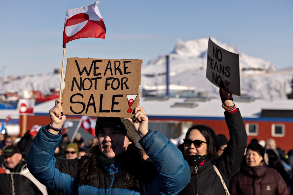 Moradores da Groenl&acirc;ndia fazem protesto contra os EUA, em 15 de mar&ccedil;o de 2025 &mdash; Foto: Christian Klindt Soelbeck/Ritzau Scanpix/via REUTERS