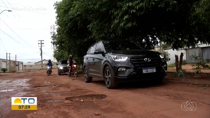 Moradores reclamam de buracos em avenida do setor Lago Sul