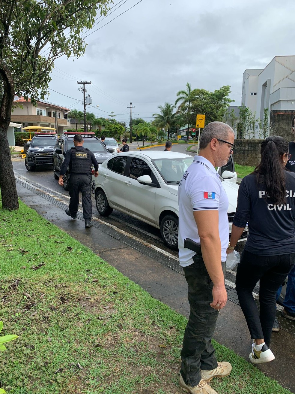 Policiais cumprem mandado em condomínio de luxo em Maceió — Foto: Ascom PC-AL