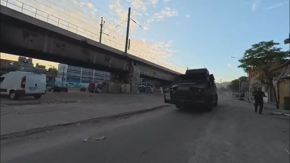 Polícia faz operação em Manguinhos — Foto: Reprodução/TV Globo