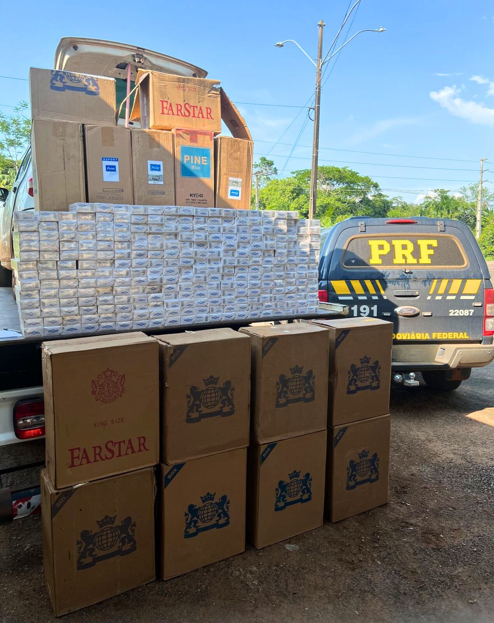 Mais de 12 mil maços de cigarro foram apreendidos pela PRF durante fiscalização no Acre — Foto: Asscom/PRF-AC