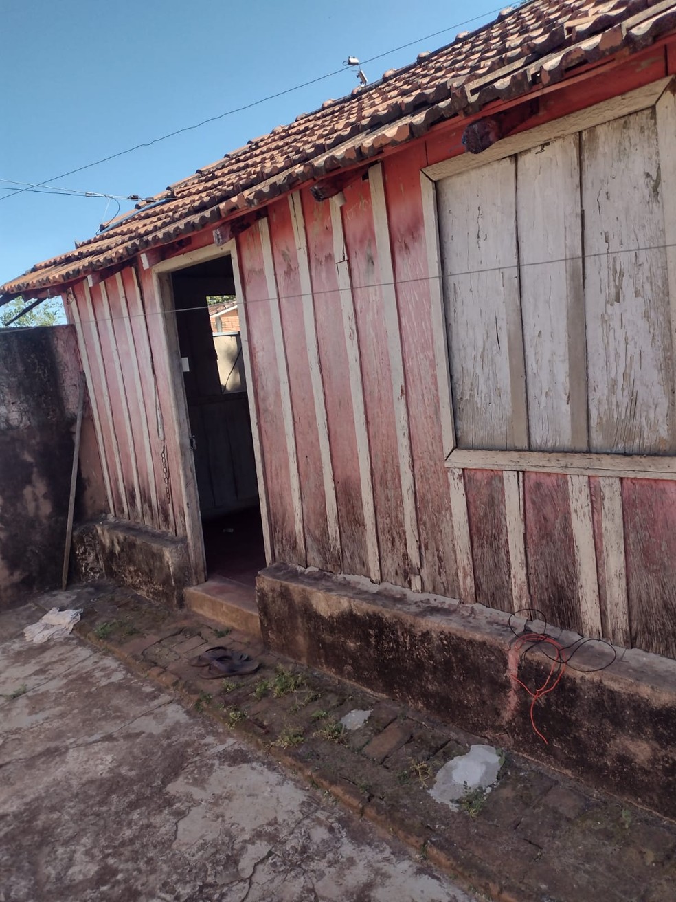 Casa de madeira teve danos causados por princípio de incêndio em Botucatu — Foto: Corpo de Bombeiros/Divulgação