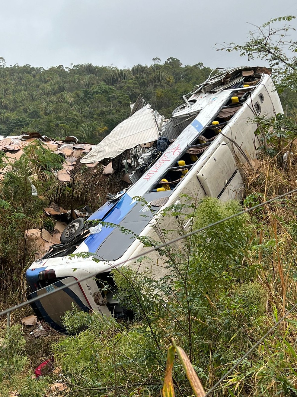 Ônibus na ribanceira após acidente — Foto: Corpo de Bombeiros