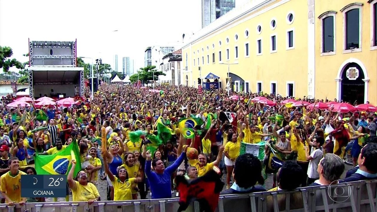 Chuva não atrapalha festa da torcida no Recife com a 2ª vitória do Brasil  na Copa do Mundo, Pernambuco