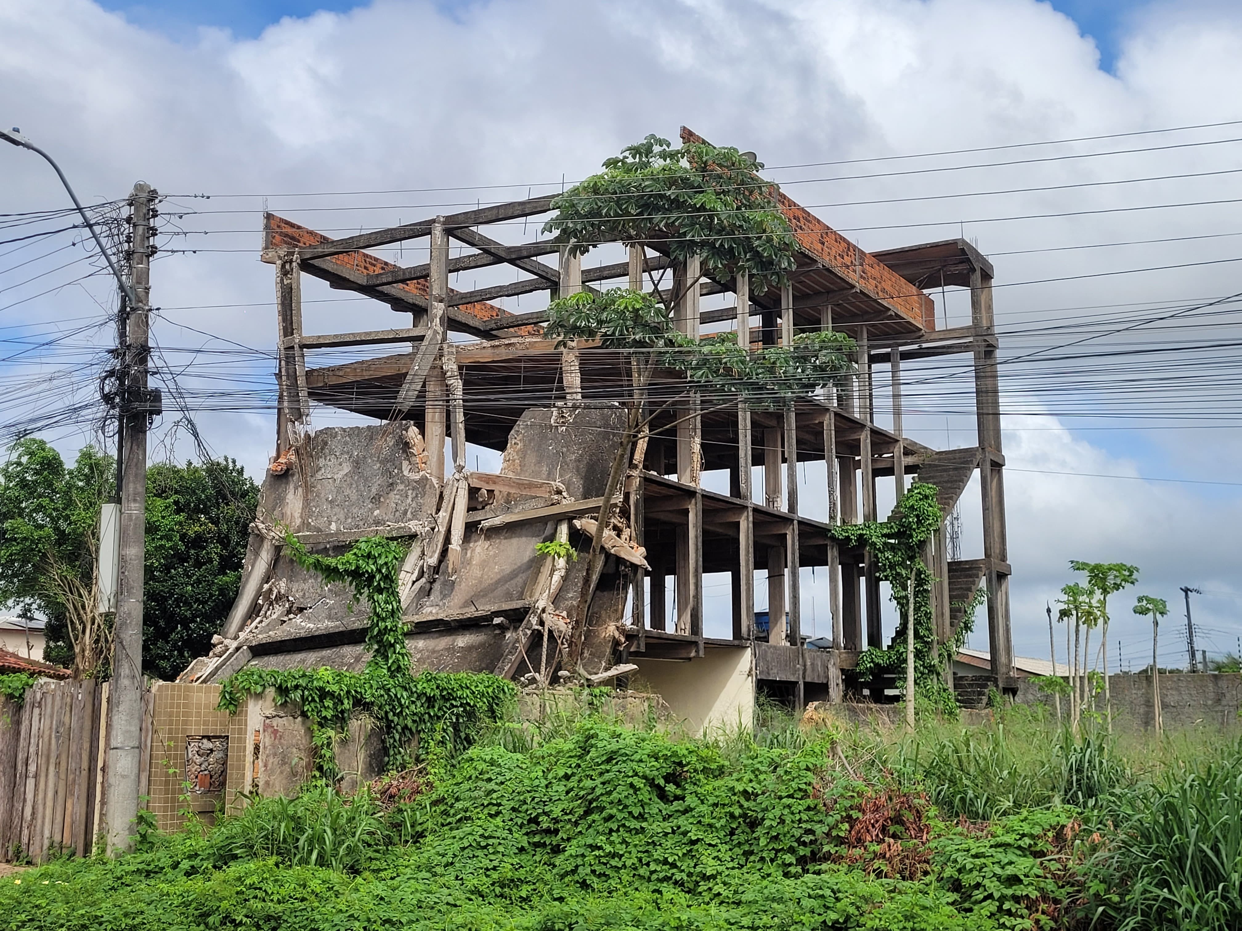 Autoridades investigam desabamento de estrutura de prédio abandonado em Macapá