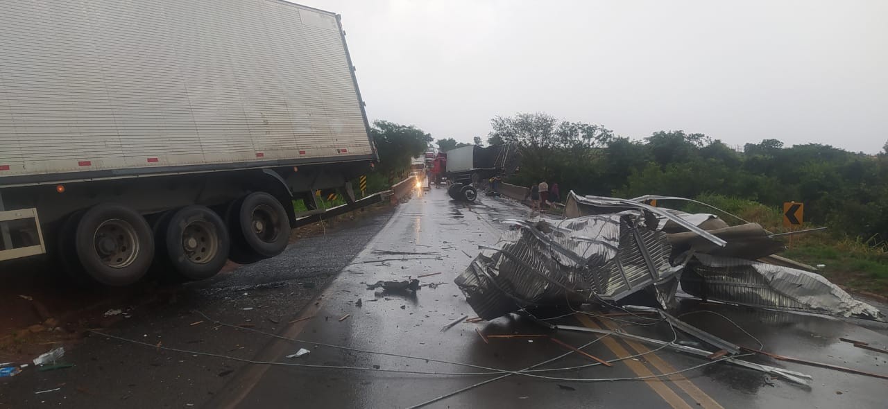 Carreta fica suspensa sobre ponte após derrapagem na BR-364 em Frutal