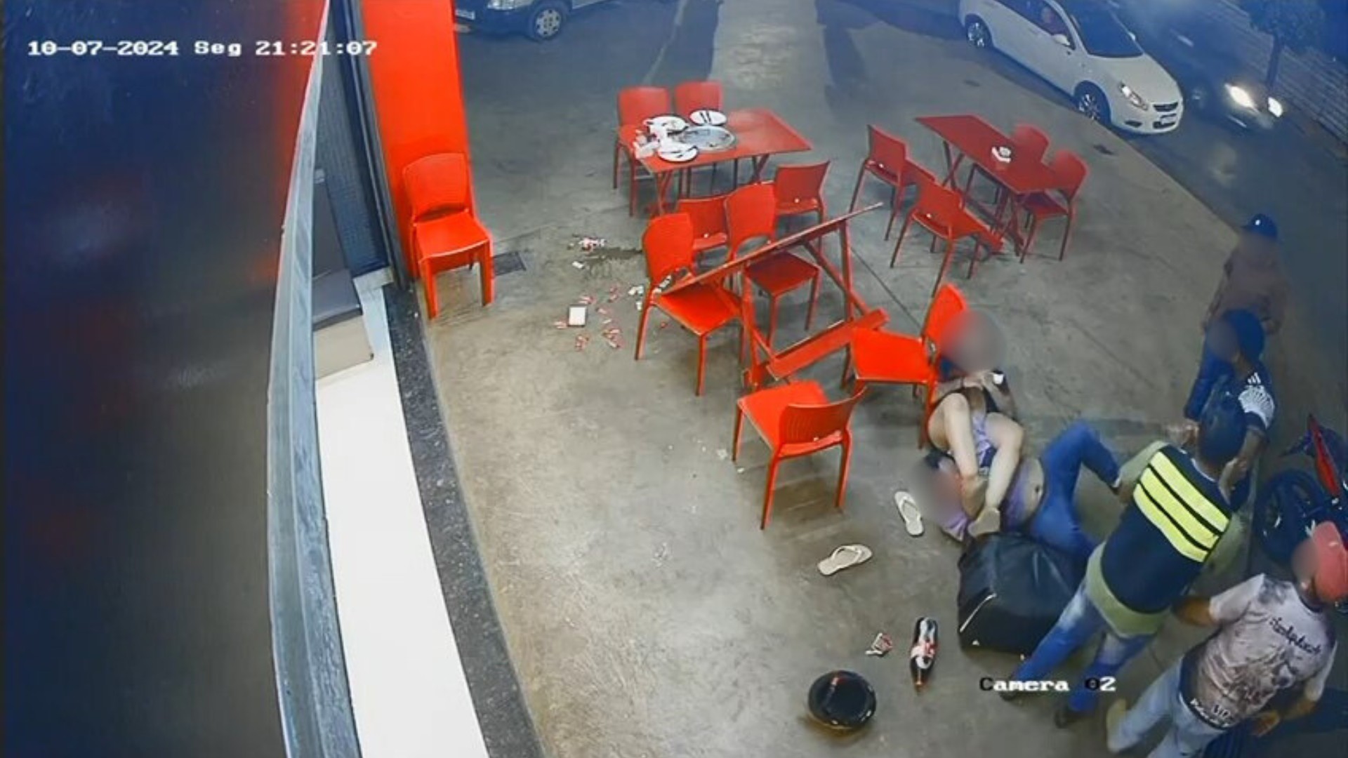 Entregador leva chave de braço e pontapés de clientes em frente a pizzaria em MG