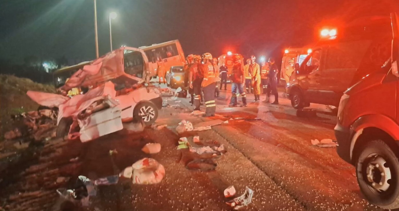 Batida entre carro e ônibus deixa uma criança e um adulto mortos na BR-080 em Brazlândia, no DF
