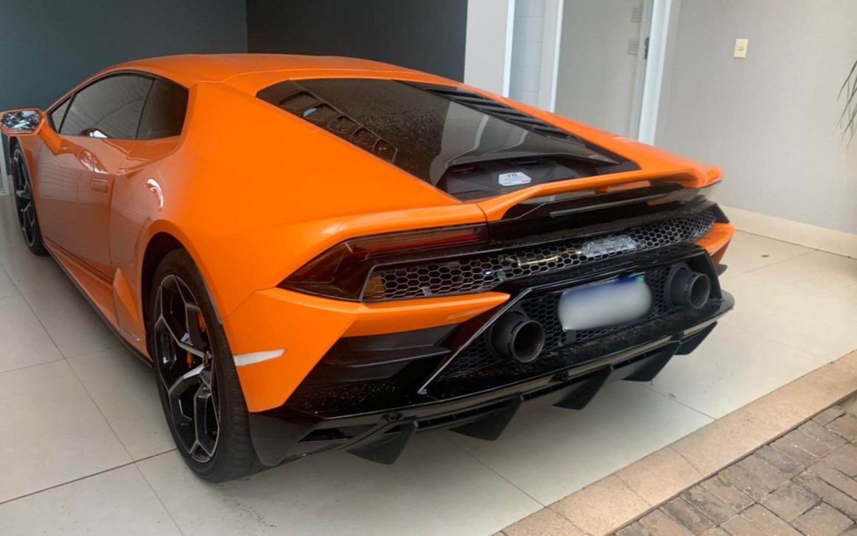 Operação policial desarticula grupo suspeito de lavagem de dinheiro e apreende Lamborghini avaliada em R$ 3,8 milhões