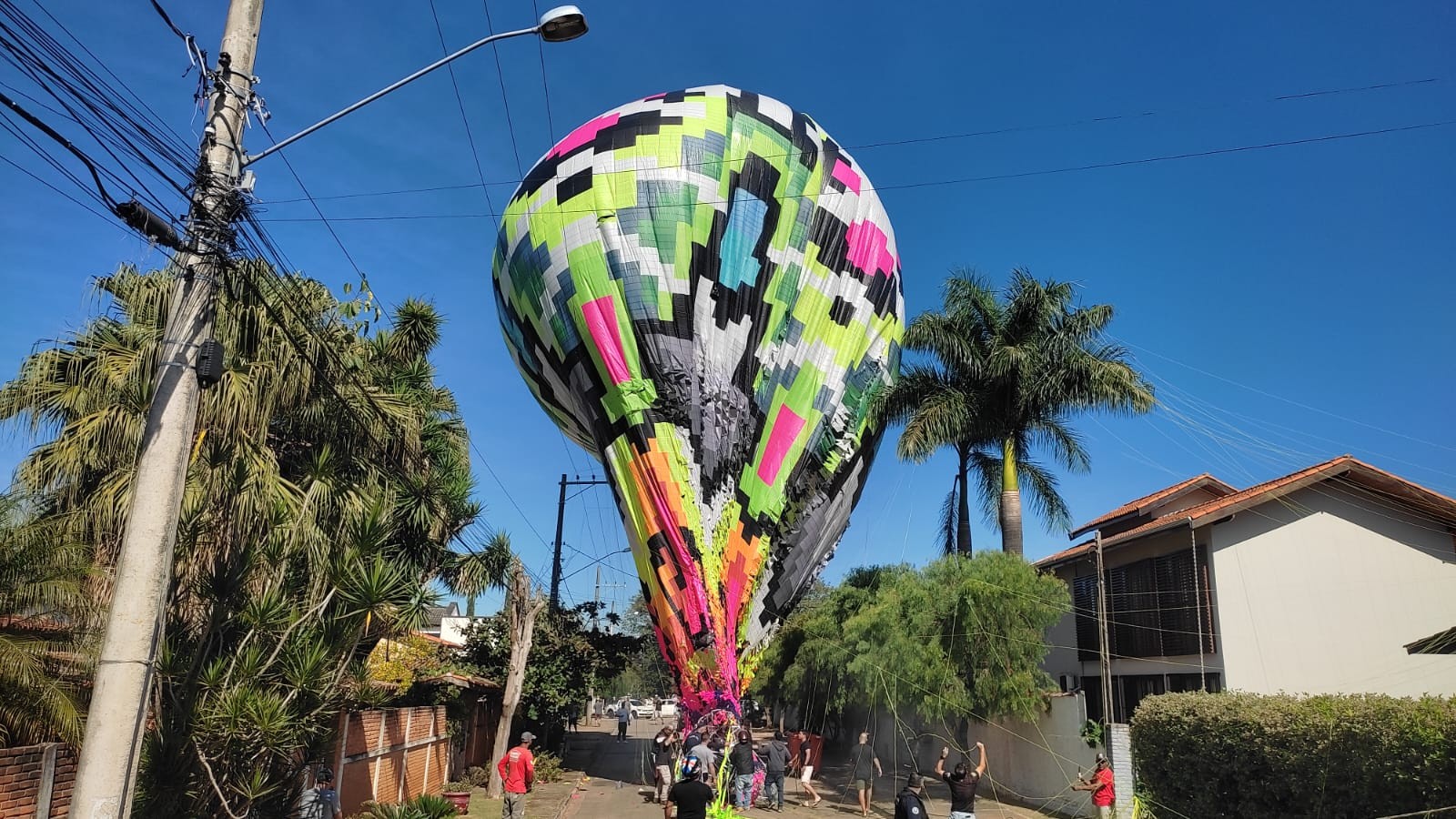 Balão de quase 60 metros cai em bairro residencial de Araçoiaba da Serra