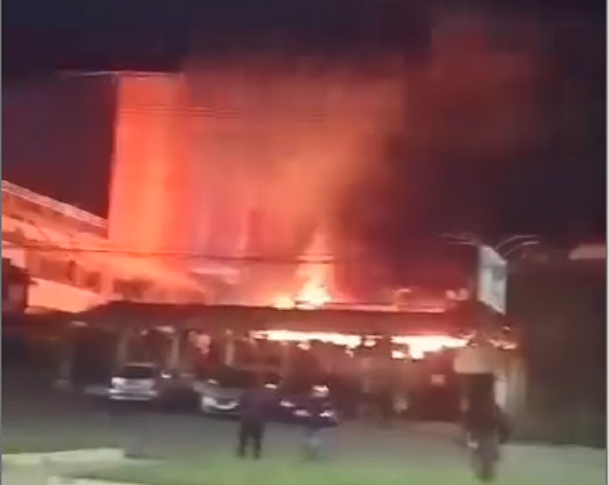 VÍDEO: Fogo atinge floricultura em Barbacena; suspeita é de incêndio criminoso