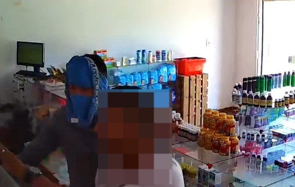 Vídeo: assaltante com cueca na cabeça faz roubo em farmácia no Piauí