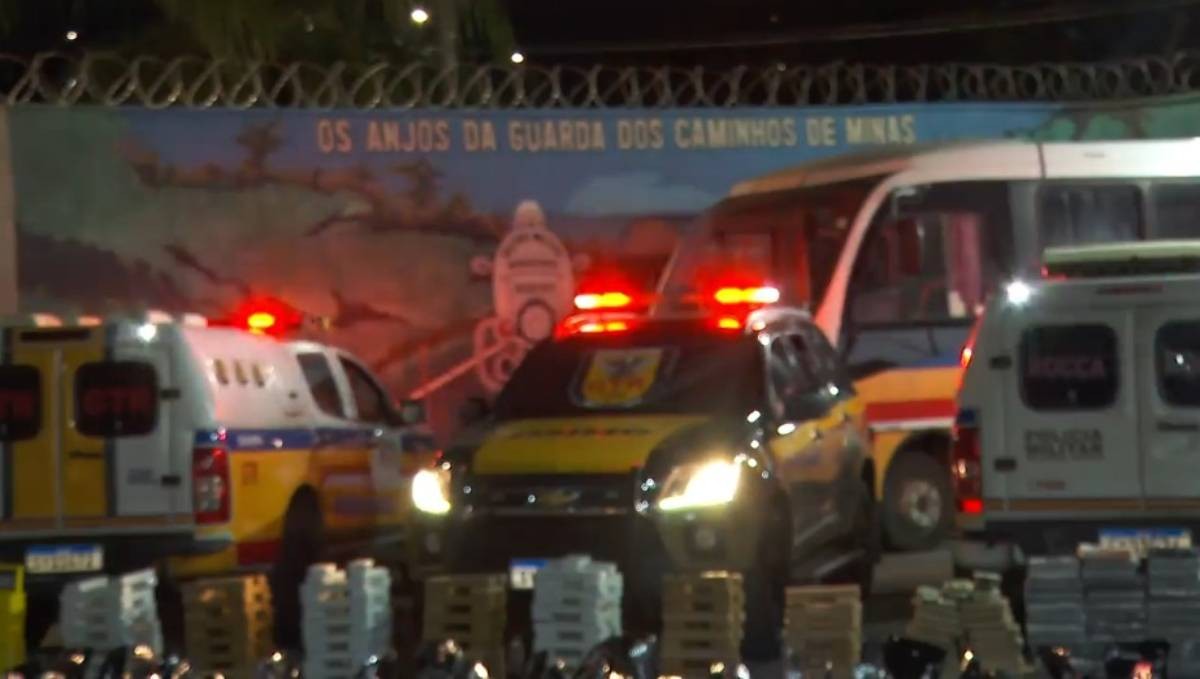 Trio é preso com fuzil, submetralhadora, uniformes de forças de segurança e mais de 300 barras de drogas em BH