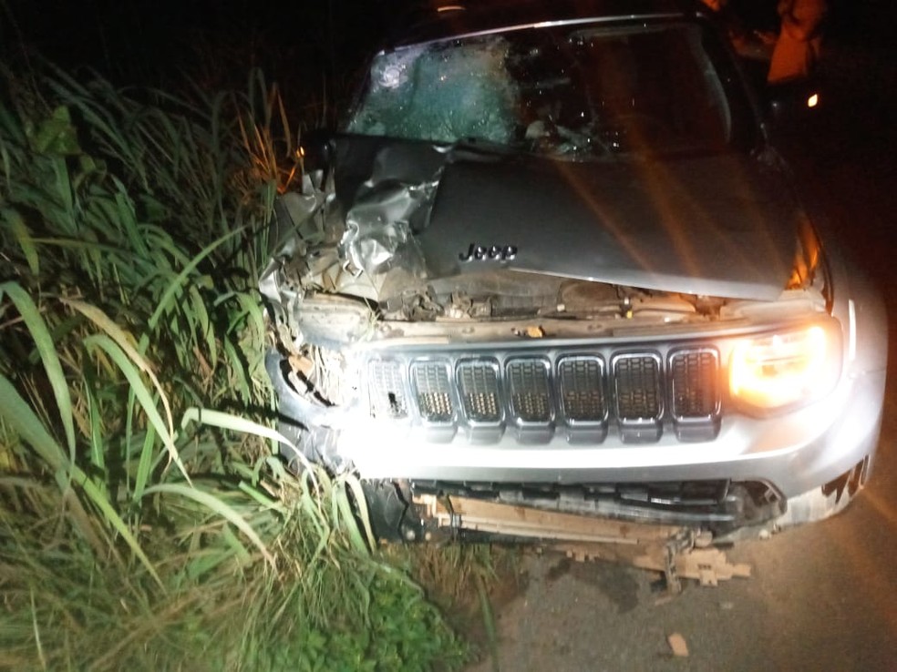 Jovem morre após moto e carro de passeio colidirem de frente no acostamento da BR-010, no MA — Foto: Divulgação/PRF